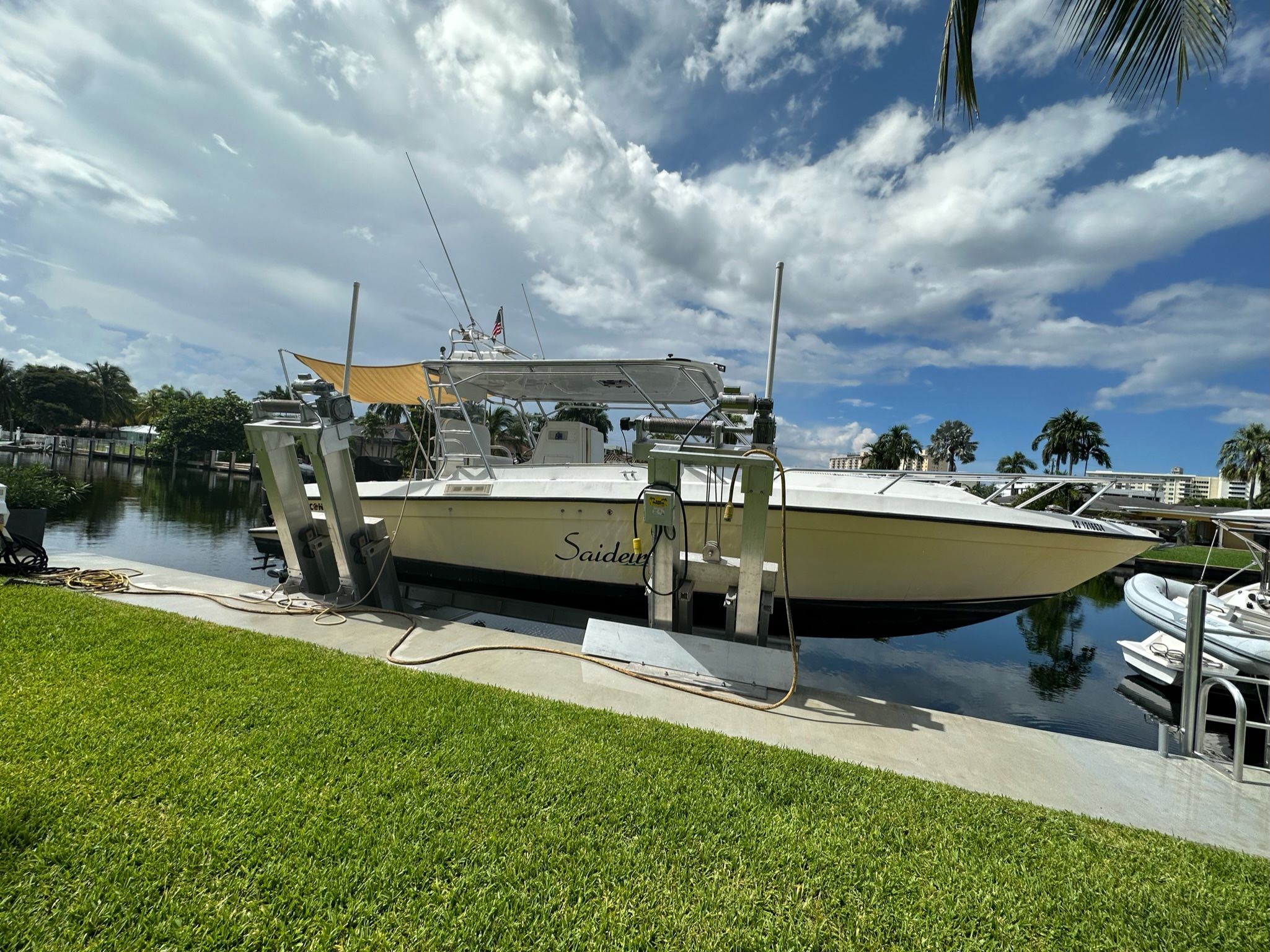 Contender 35 Center Console Cuddy cabin for Sale in Halndle Bch, FL