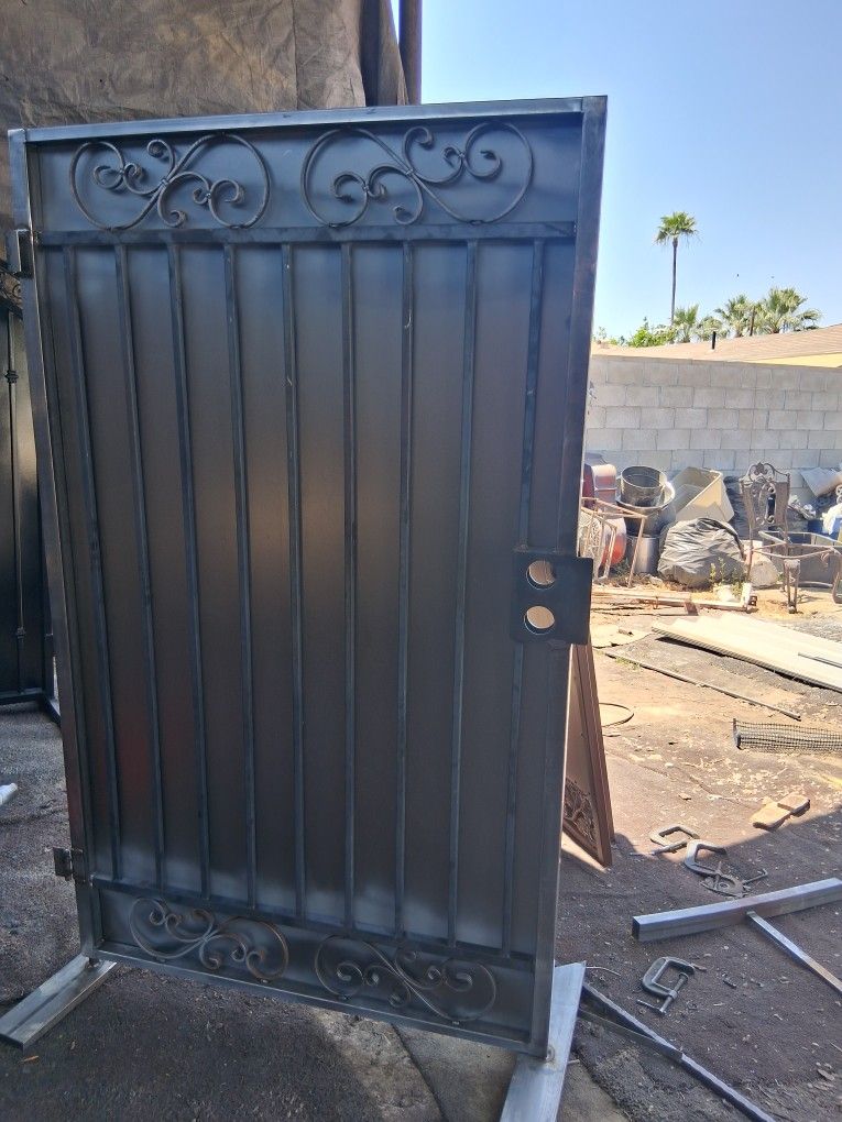 Metal Side Gates