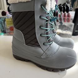 New Women’s Size 5 Snow Boots 