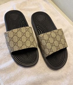 Slides / Slippers