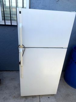 White Top-Freezer Refrigerator