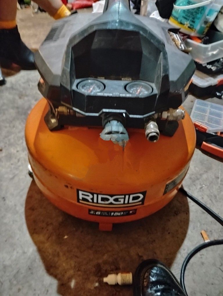 RIDGID air Compressor 2.6 Scfm 90 Psi 150 Max Psi