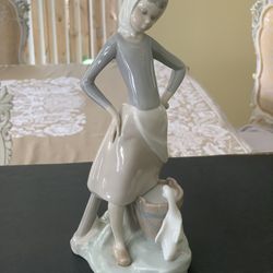 Beautiful and delicate Lladro figurine sculpture