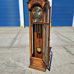 GRANDFATHER CLOCK (( NOT SURE IF WORKS OR NOT ))