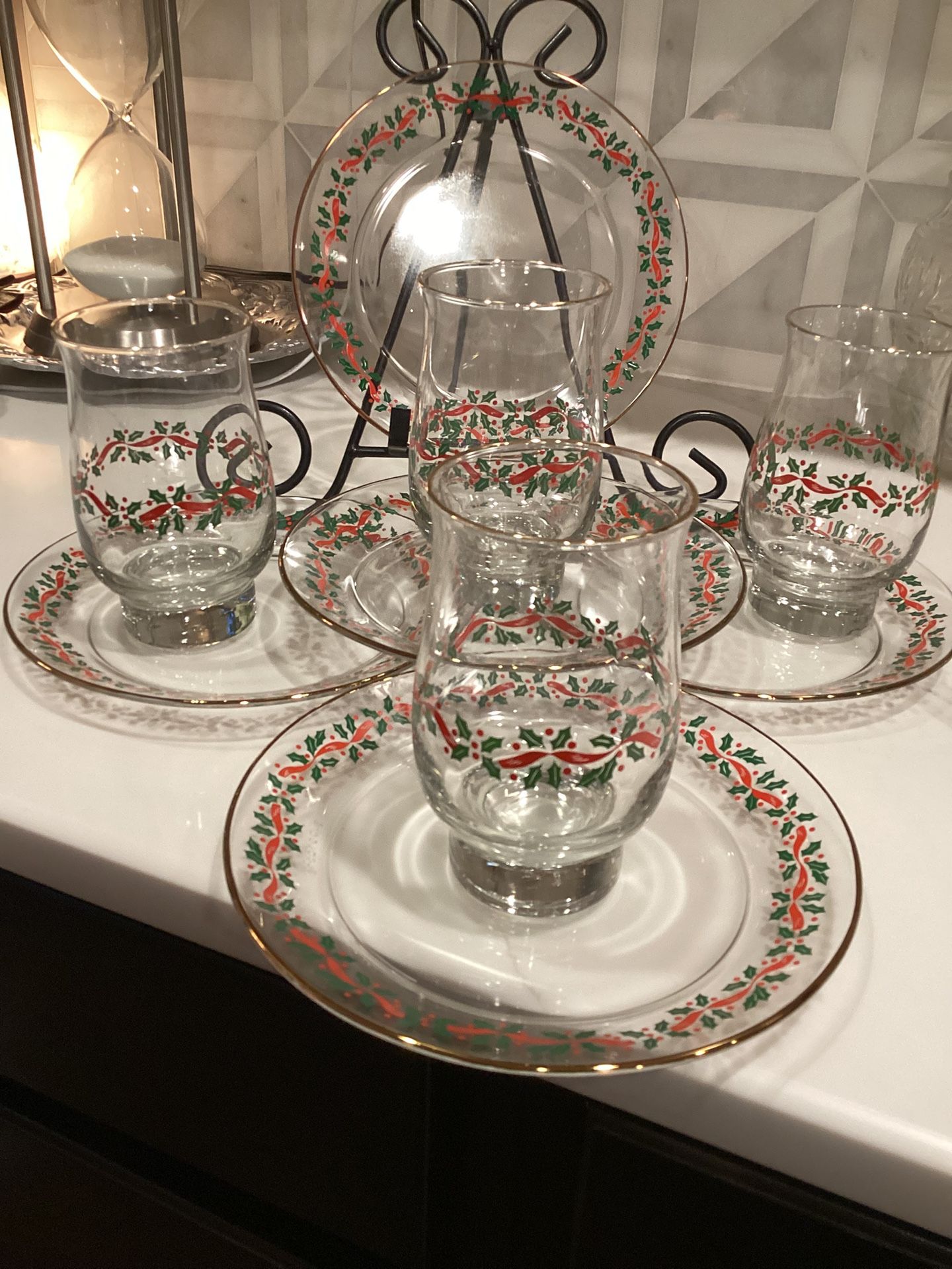 SET OF 5 Vintage Libby’s Christmas 8”Luncheon Plates & 4 matching glasses 5” (perfect condition)