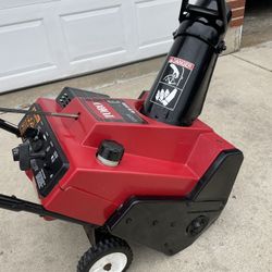 Toro CCR 2000E Power Curve single-stage snow thrower with electric start snowblower.
