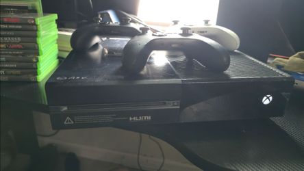 XBOX OLDER FAT VERSION WORKS GREAT LOW PRICE NO HDMI CABLE BIT WILL THROW IN GAMES
