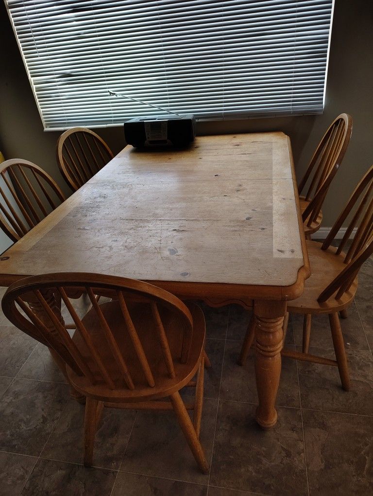 Kitchen Table/ 5 Chairs