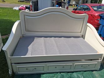 Sofia. Vergara tunddle bed twin size and dresser