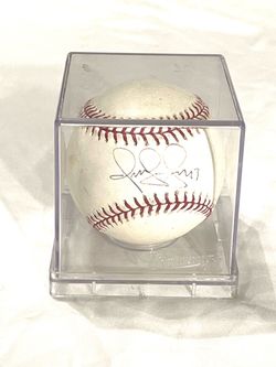 Great condition in case authentic Major league baseball signed by San Francisco Giants Omar Vizquel