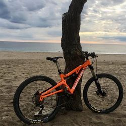 Santa Cruz Heckler Full Suspension Mountain Bike with Dropper Post