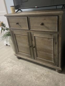 Dresser Medium, Pristine 41W 38H 15 D