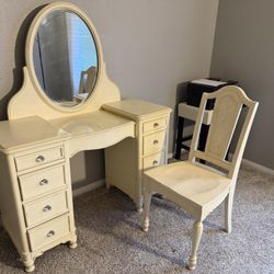 Thomasville Dresser And Mirror With Matching Chair.