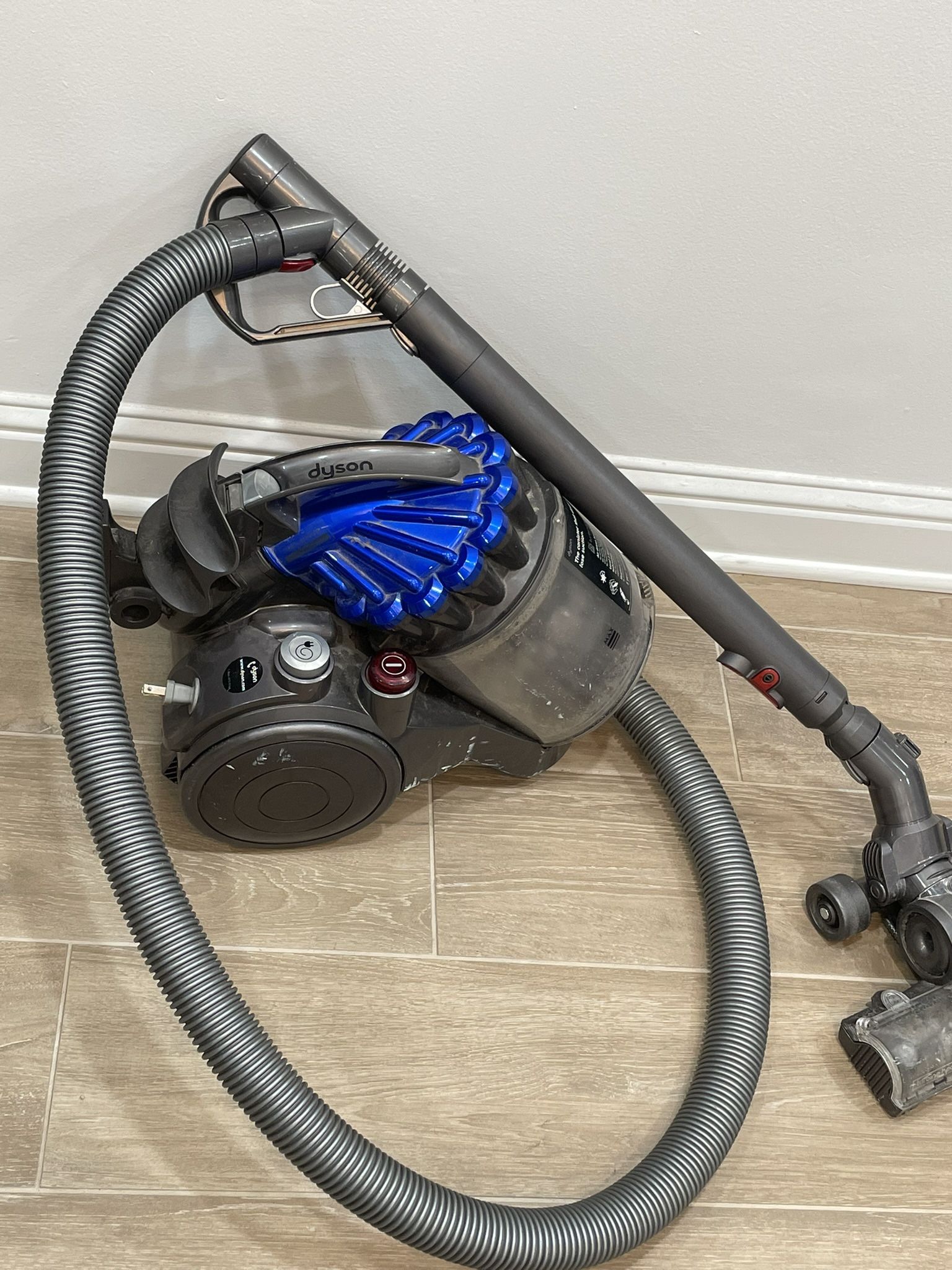 DYSON VACUUM