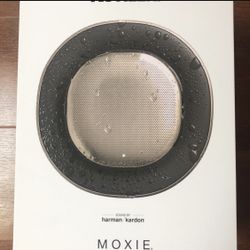 KOHLER - MOXIE- SHOWERHEAD + WIRELESS SPEAKER Single function shower head with wireless speaker. FULL COVERAGE SPRAY- 60 angled nozzles provide comple