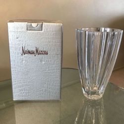 BNIB New Neiman Marcus Lumina 9” Lead Cut Crystal Modern Vase $195 Retail