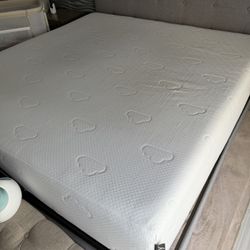 King mattress (memory Foam Like New)