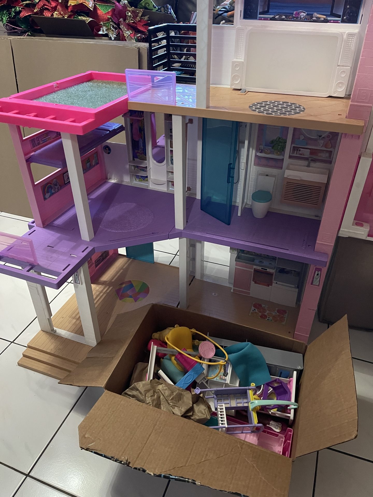 Barbie House Used , With Accessories, Casa De Barbie De Uso Con Asesorías