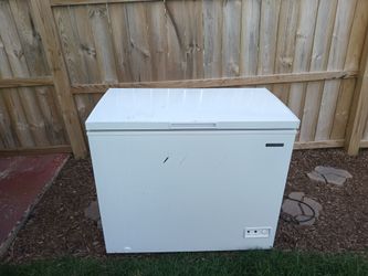 Thomson TFRF710-C-SM 7 cu.ft. Works Good