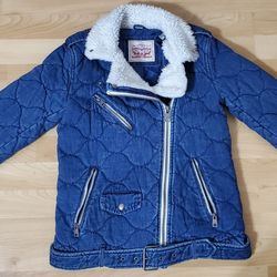 Levis Womens Belted Quilted Sherpa Moto Jacket XS Denim Blue White Faux Fur Line.

Condition: Brand New with tags, in excellent condition!

Ships with