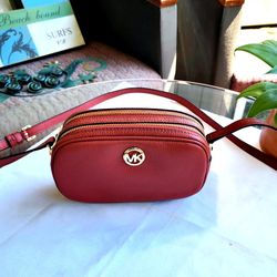 ⭐️ Autentic Michael Kors, Crossbody ⭐️ $70