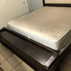 Bonita Cama King Size De Madera Solida Con Colchón Y Box Springs Y Dos Storage Al Frente 