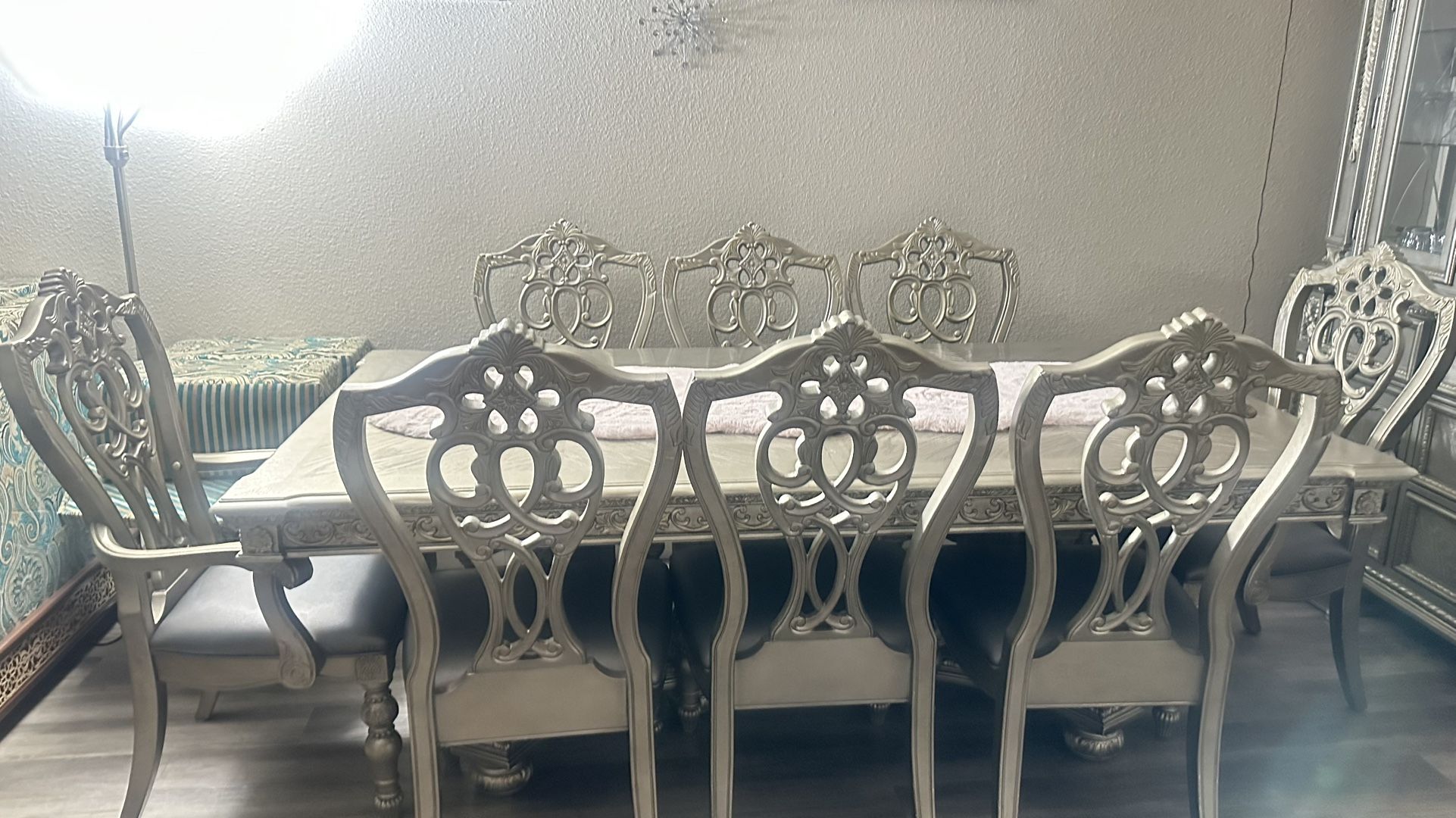 DINING TABLE FOR SALE