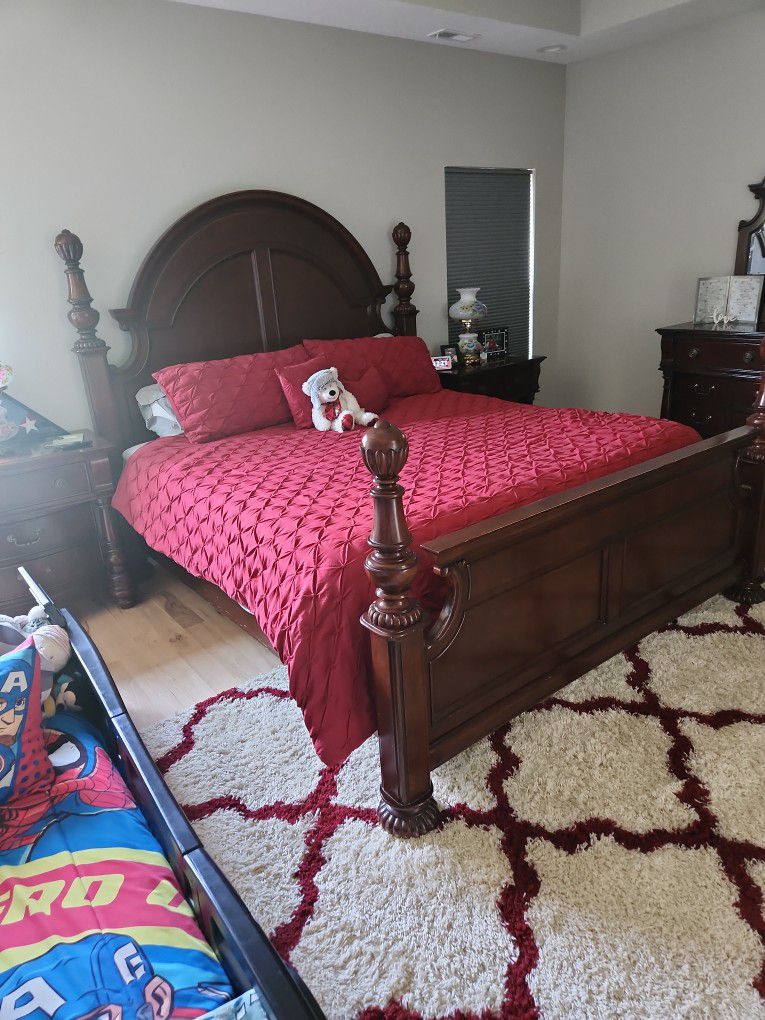 Cal King Bedroom Set Woth Mattress Only 6 Months Old Like New