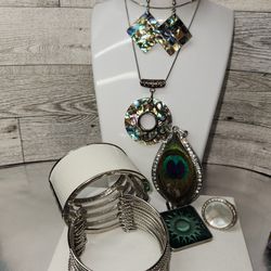 #2247, STUNNING VINTAGE LOT, MOSAICO ABALONE, MOTHER OF PEARLS, AND CRYSTAL JEWELLY