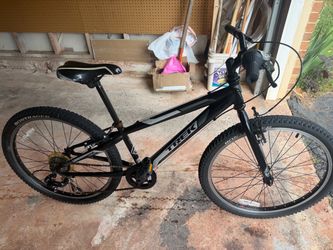 Trek MT200. Mountain Bike with Bontrager Tires