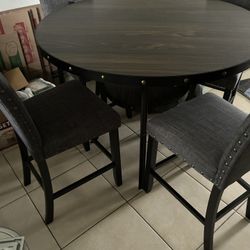 Round Dining Table 