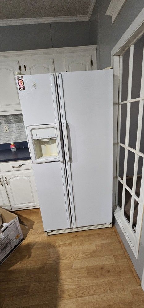GE White Refrigerator French Door $100