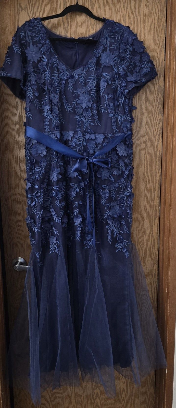 Women's Long 58" Dress Size 16 Like New Condition 