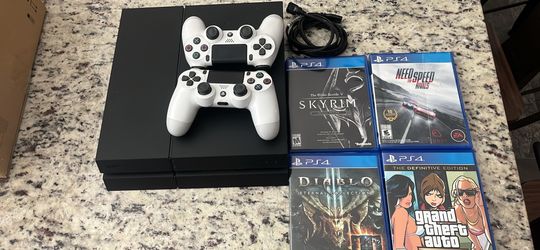 Ps4 2 controllers and 4 games