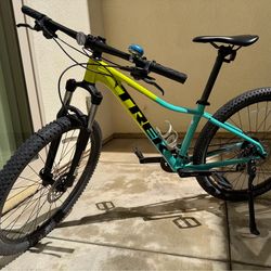Trek Marlin 5 2023  M2 model in great condition  in blue green