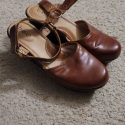 Sandals Close 