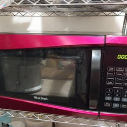 Microwave 120v 900 Watts WestBend Red Clean
