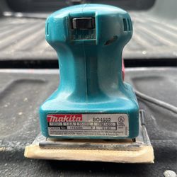 Makita Finishing Sander w/Bag