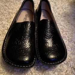 Algeria Nursing Shoes, Size 9, $50