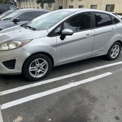 2013 Ford Fiesta SE 
