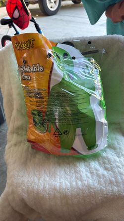 Inflatable alien 