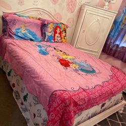 $60 Full size bedding  complete bedding  set  includes 4 pillow case , 1 comforter, 1 bed skirt and 1 fitted sheet , 2 widow curtain and 1 picture .