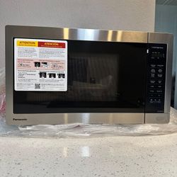 Panasonic 1.3 Cu ft Countertop Microwave Oven in Glass Door