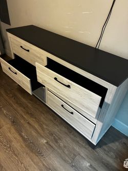 Bedroom dresser set