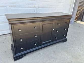 Black dresser w 8 drawers 67L x 19W x 36H
