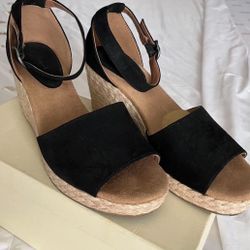 Excellent Condition Sz 7 Black Suede Wedge Shoes $15 🍀