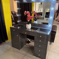 Vanity with lights 🩶🔥🩶🔥🩶