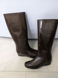 HUNTER tall rain boots size 7 fits 8 - rain storm is coming