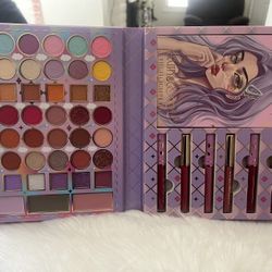 Beautiful Makeup Pallet Sets