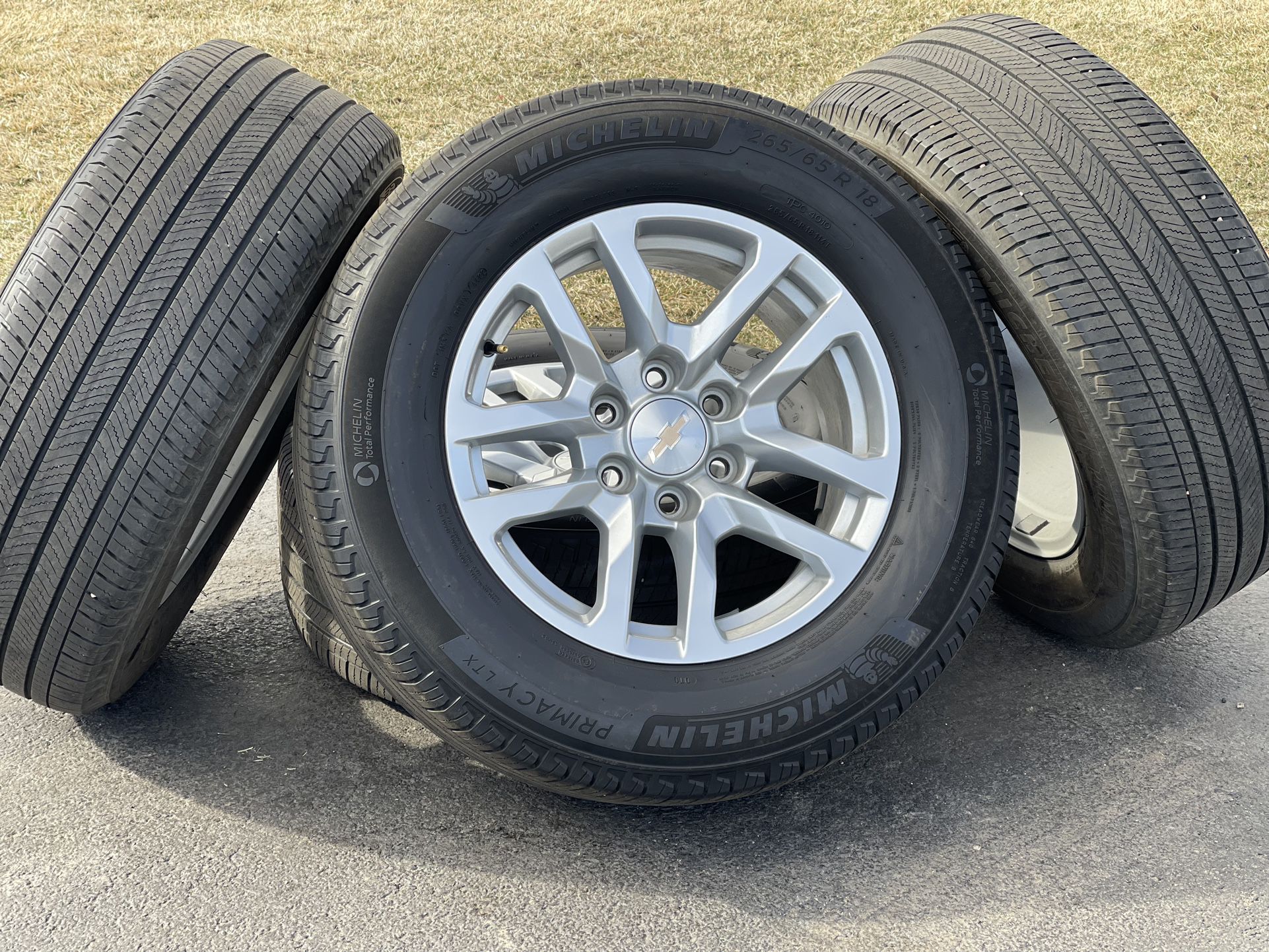 18” Chevy Tahoe Silverado 1500 Silver Wheels LTZ Edition oem 6 lug rims Michelin 275/65R18 tires Tahoe GMC Sierra Yukon